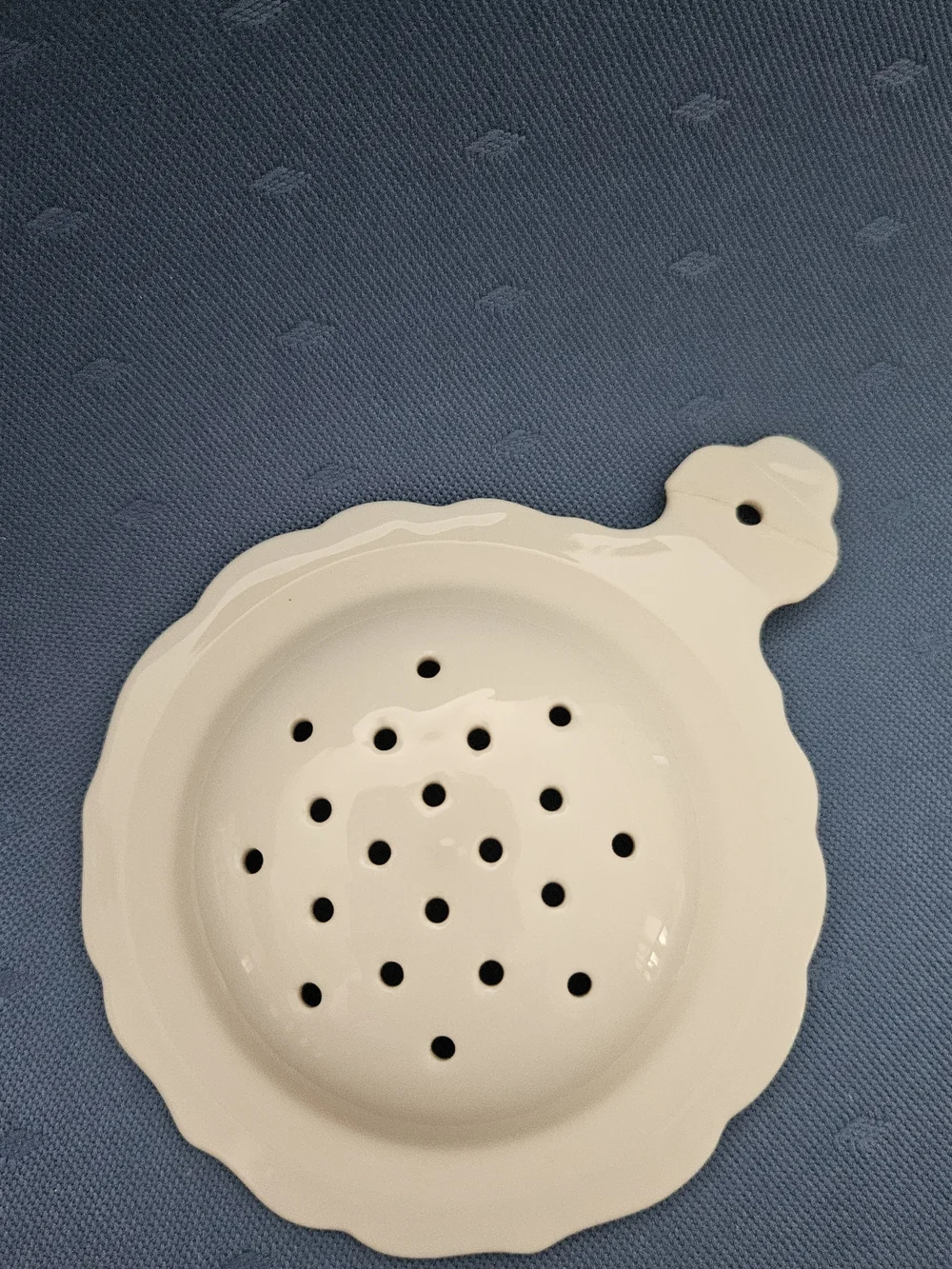 Porcelain Berry-Leaf Tea Strainer with Gold Trim